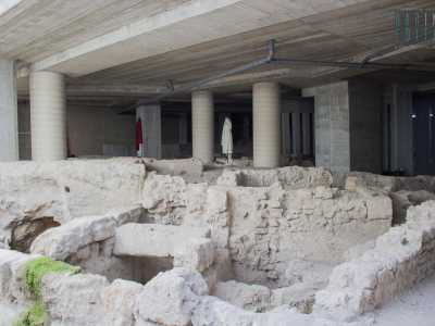 Varchiamo l'entrata, ritrovandoci dinanzi a uno spettacolo suggestivo. L'arcaico alloggio � incastonato tra i pilastri del condominio, nello spazio che in origine sarebbe probabilmente dovuto essere occupato dal garage